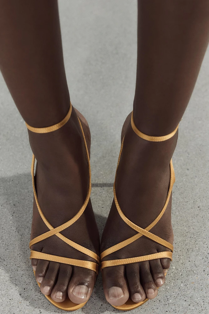 SANDALES À TALONS EFFET SATINÉ