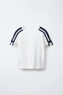 T-SHIRT À BANDES ET LACETS