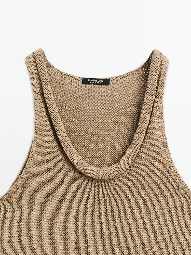 Crop top with neck detail