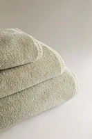 BATH TOWEL WITH CONTRAST TOPSTITCHING