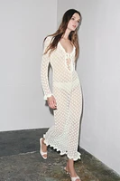 ROBE LONGUE EN MAILLE POINTELLE À VOLANTS