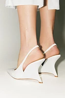CHAUSSURES À TALONS ASYMÉTRIQUES