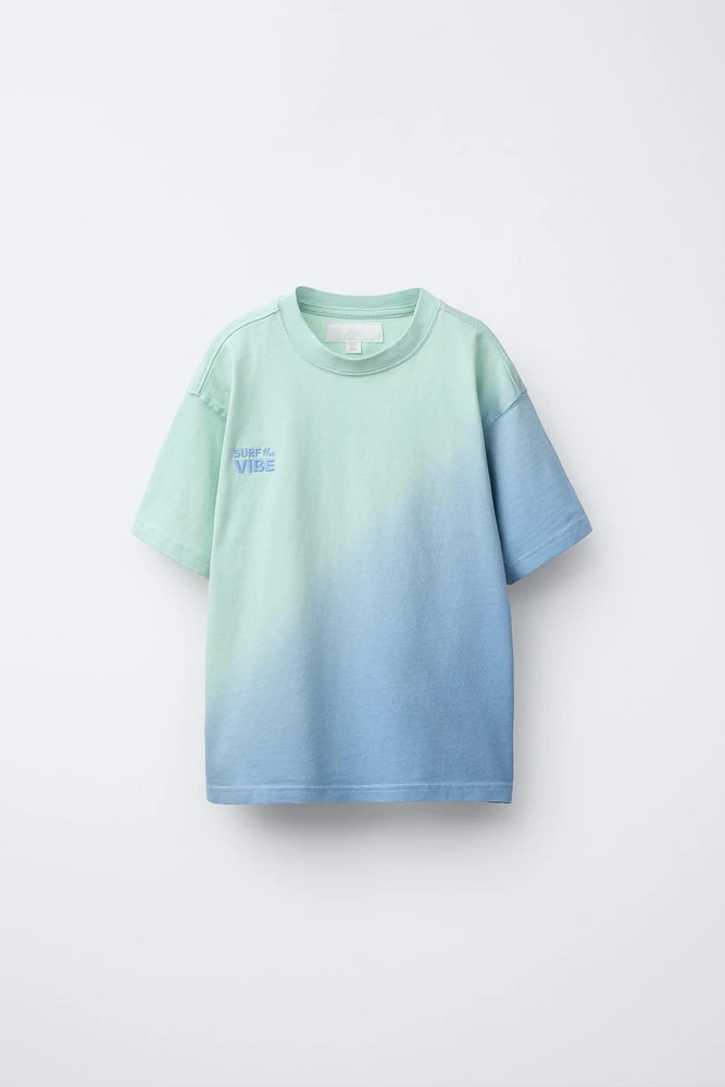 T-SHIRT TIE DYE INSCRIPTION BRODÉE