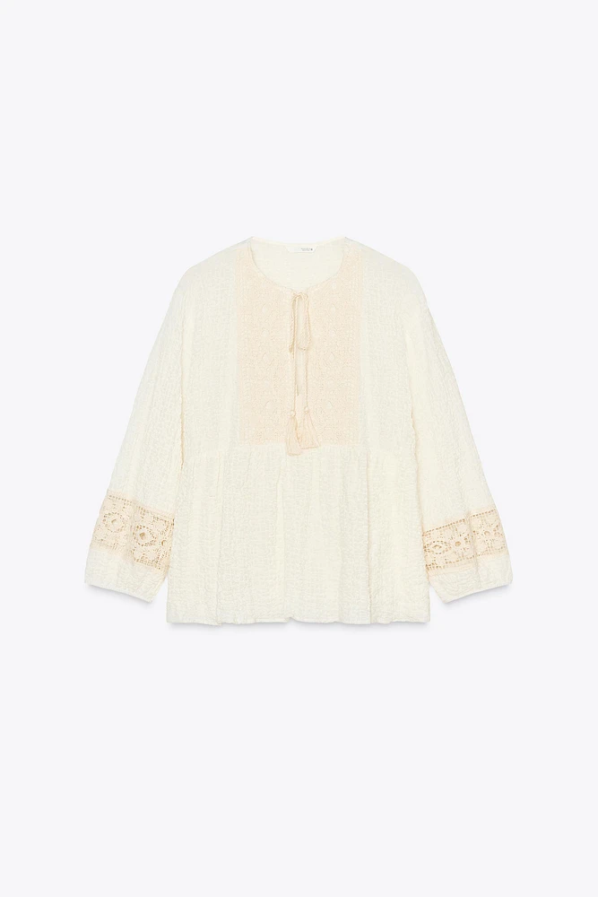 BLOUSE EN MATIÈRES VARIÉES CROCHET