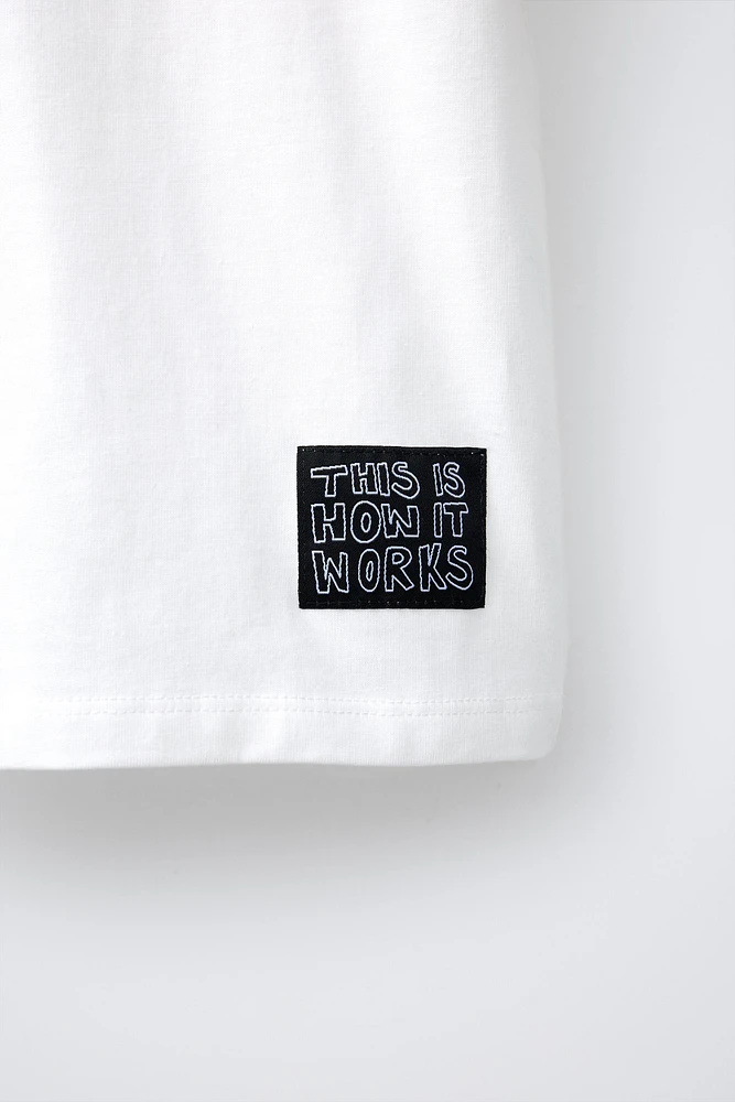T-SHIRT IMPRIMÉ GRAFFITI