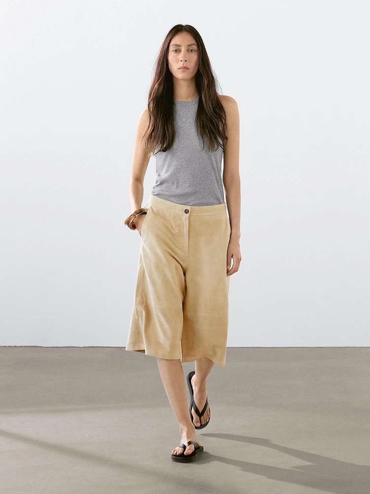 Bermuda long en cuir finition daim