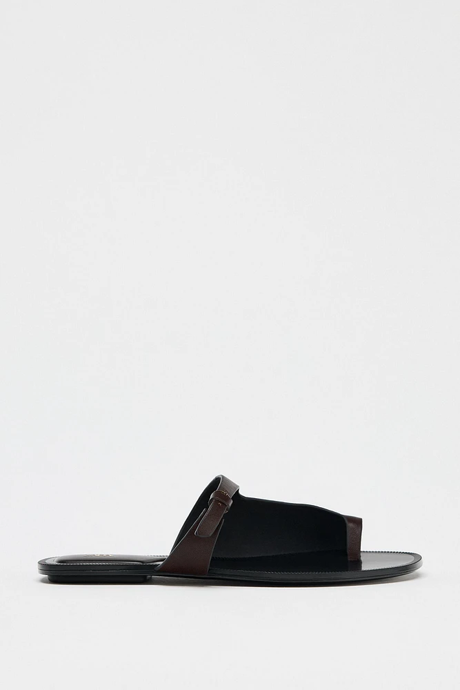 SANDALES PLATES EN CUIR ASYMÉTRIQUES