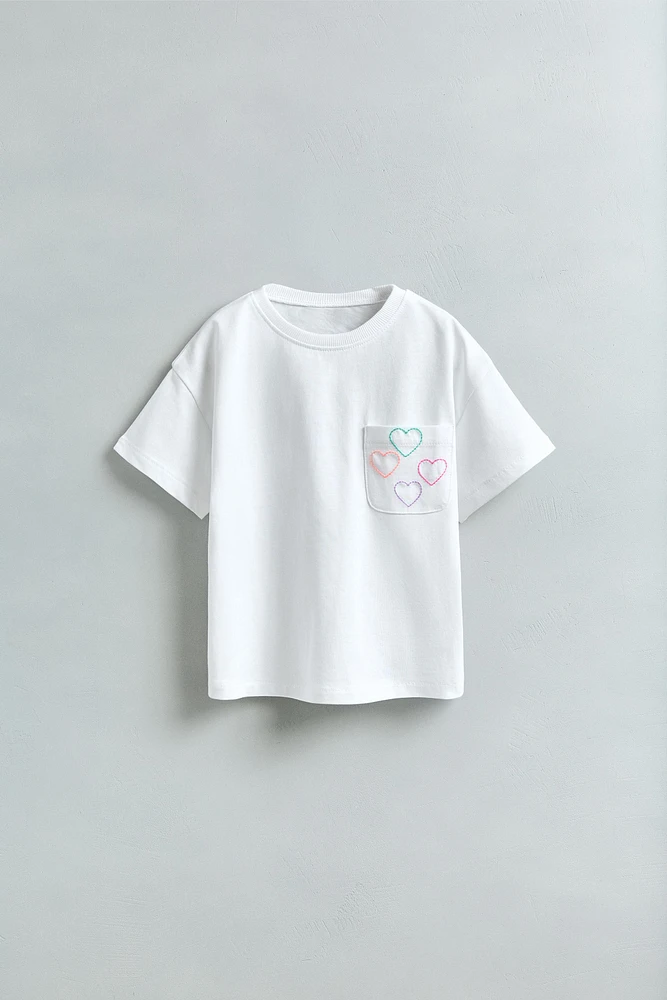 T-SHIRT À POCHE BRODÉE