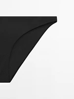 Bas de bikini assorti avec haut à armatures