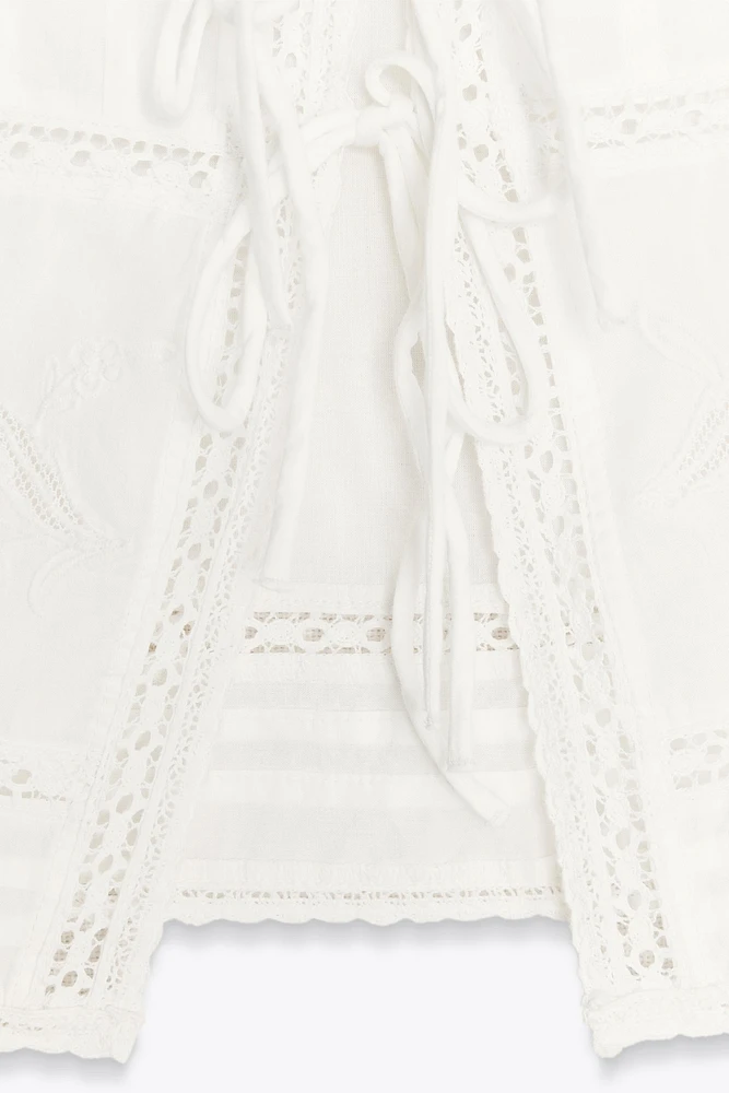TOP BRODÉ AVEC LACETS
