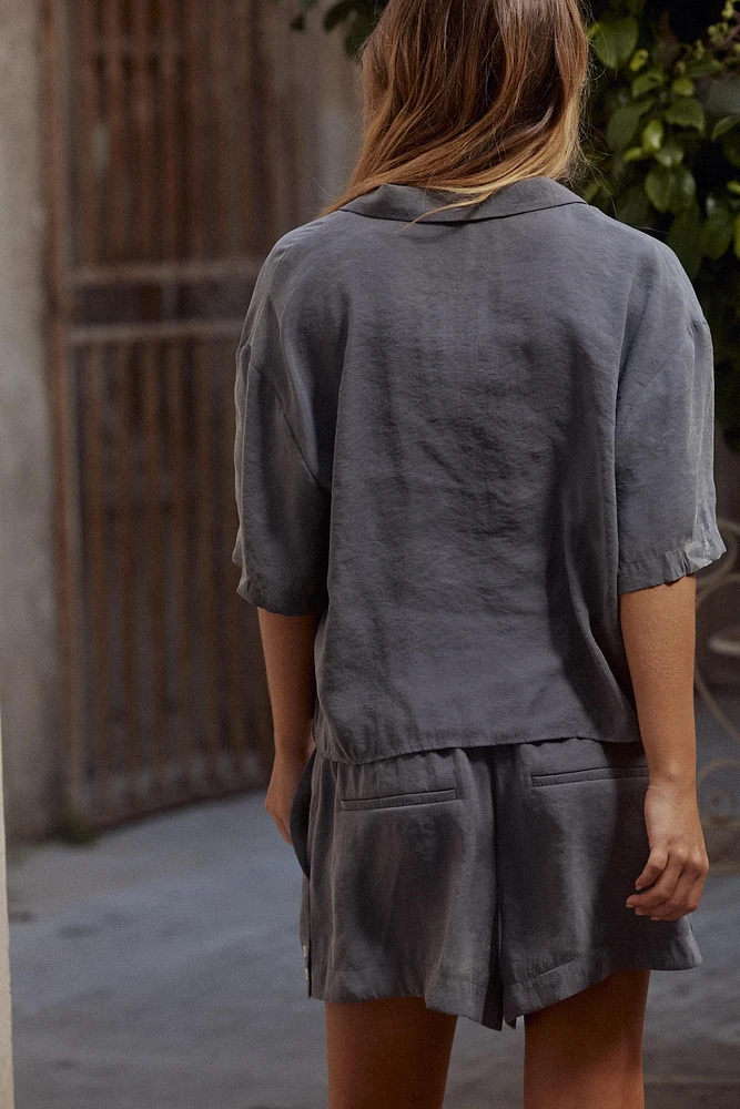 FLOWY SHORT SLEEVE SHIRT