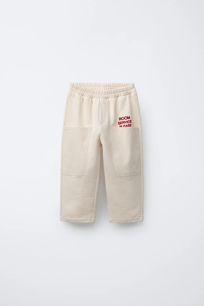 PANTALON DROIT EN MOLLETON HÔTEL MAGIQUE © X ZARA