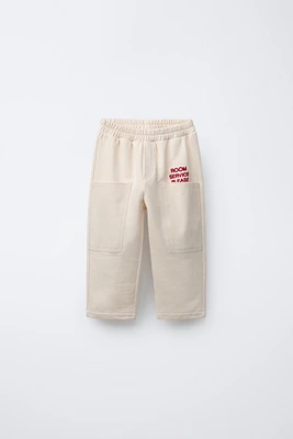 PANTALON DROIT EN MOLLETON HÔTEL MAGIQUE © X ZARA
