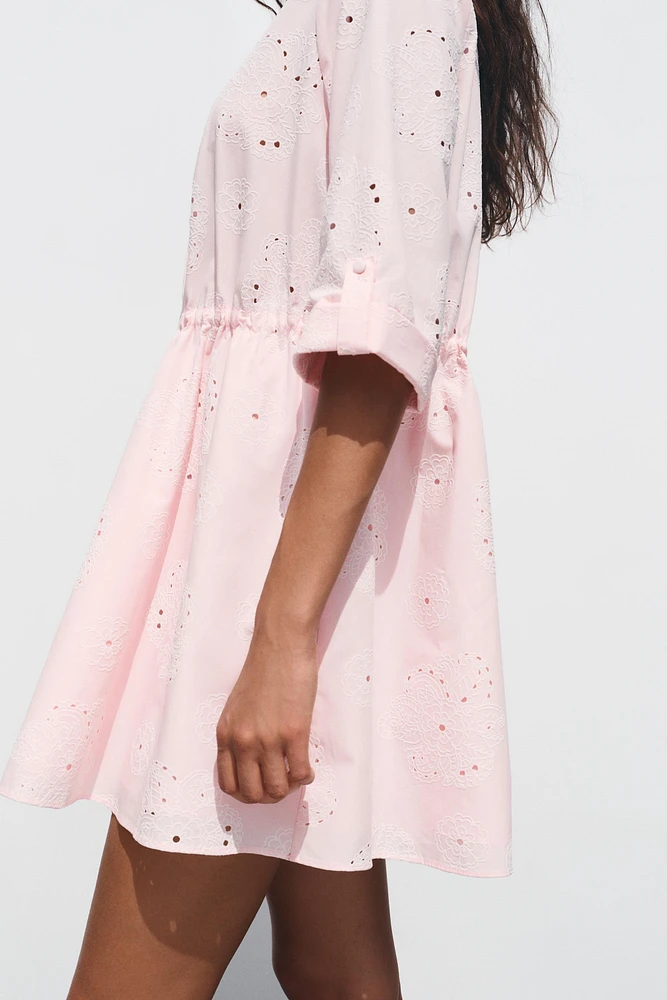 ROBE BRODÉE À EFFET GOMME