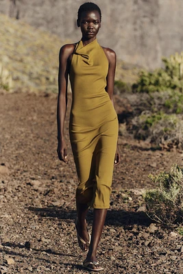 ROBE MI-LONGUE AVEC ENCOLURE AMÉRICAINE
