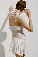 ROBE COURTE EN DENTELLE À GODETS