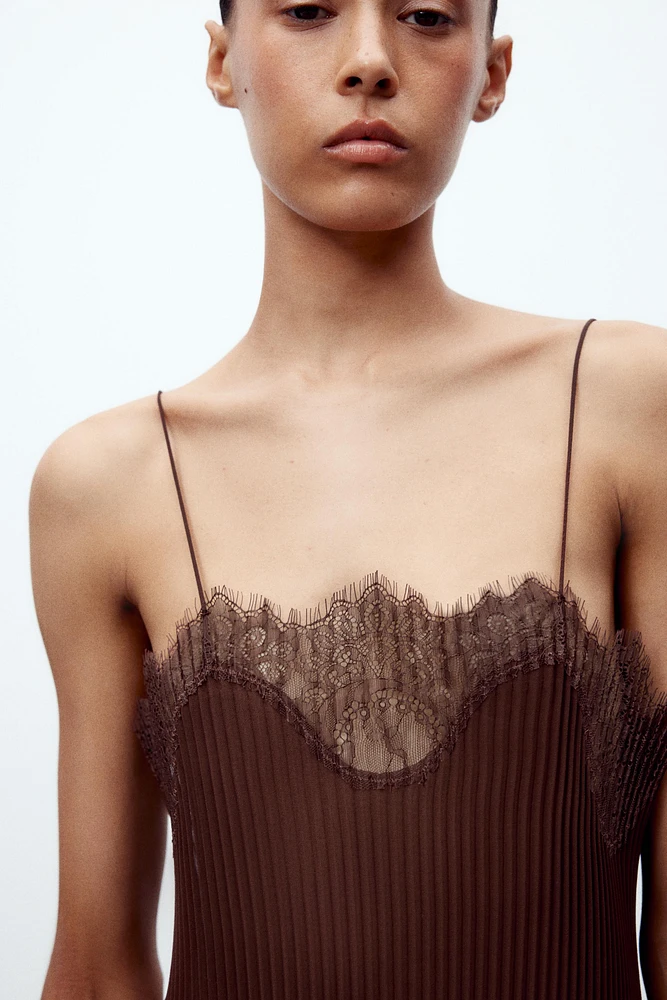 ROBE PLISSÉE EN DENTELLE