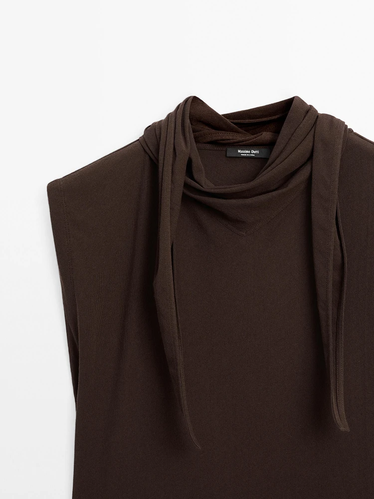 Top with tied neck detail