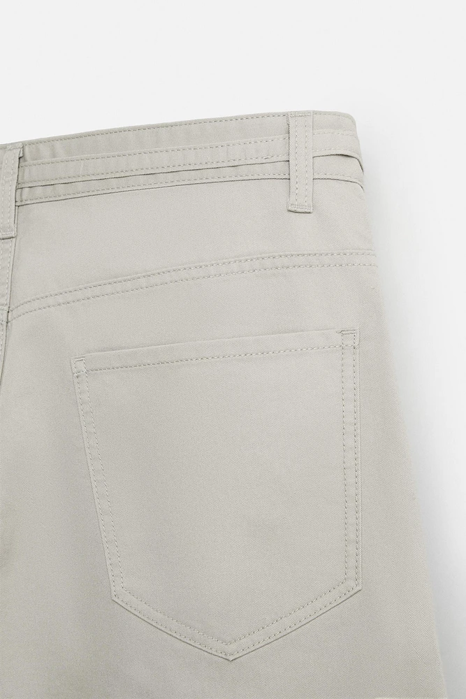 PANTALON COUPE DÉCONTRACTÉE AVEC CEINTURE