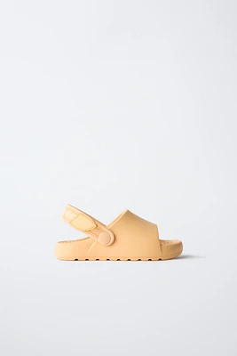 CLAQUETTES CAOUTCHOUTÉES
