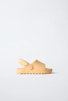 CLAQUETTES CAOUTCHOUTÉES