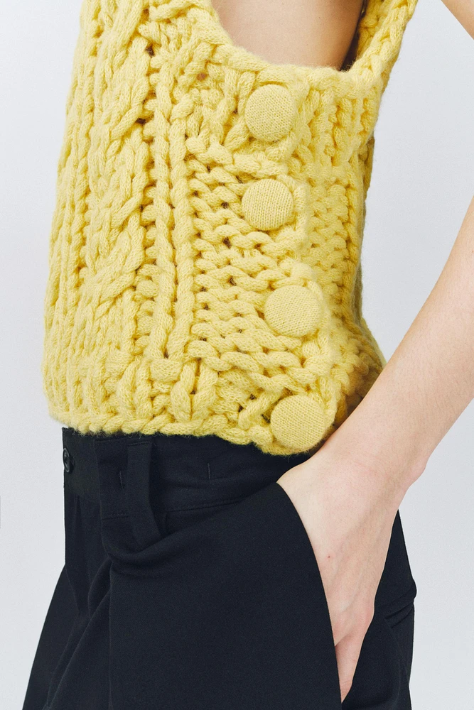 CHUNKY KNIT VEST