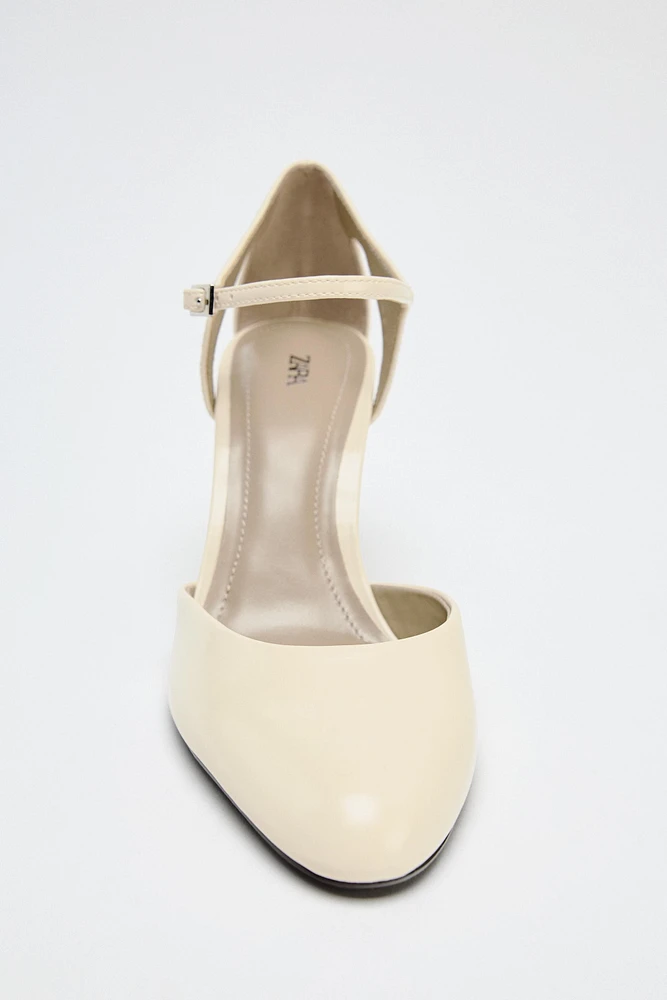 HEELED PUMP WITH STRAP