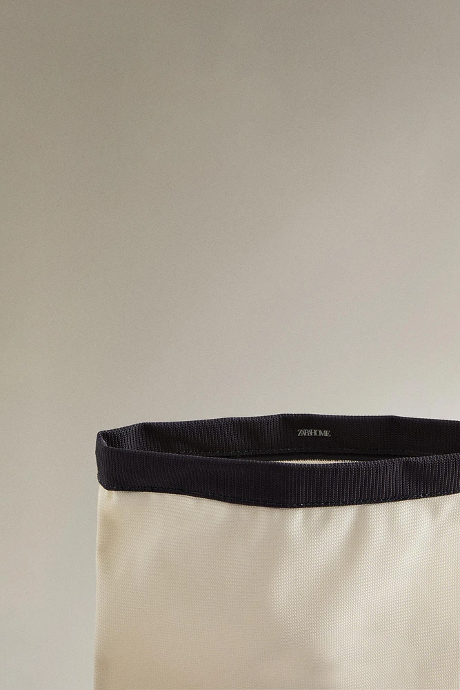 WATERPROOF TOILETRY BAG