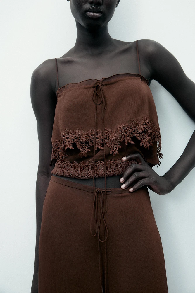 TOP À BRETELLES EN DENTELLE