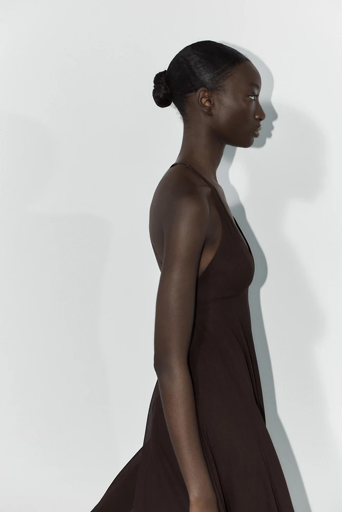 ROBE EN TULLE ASYMÉTRIQUE