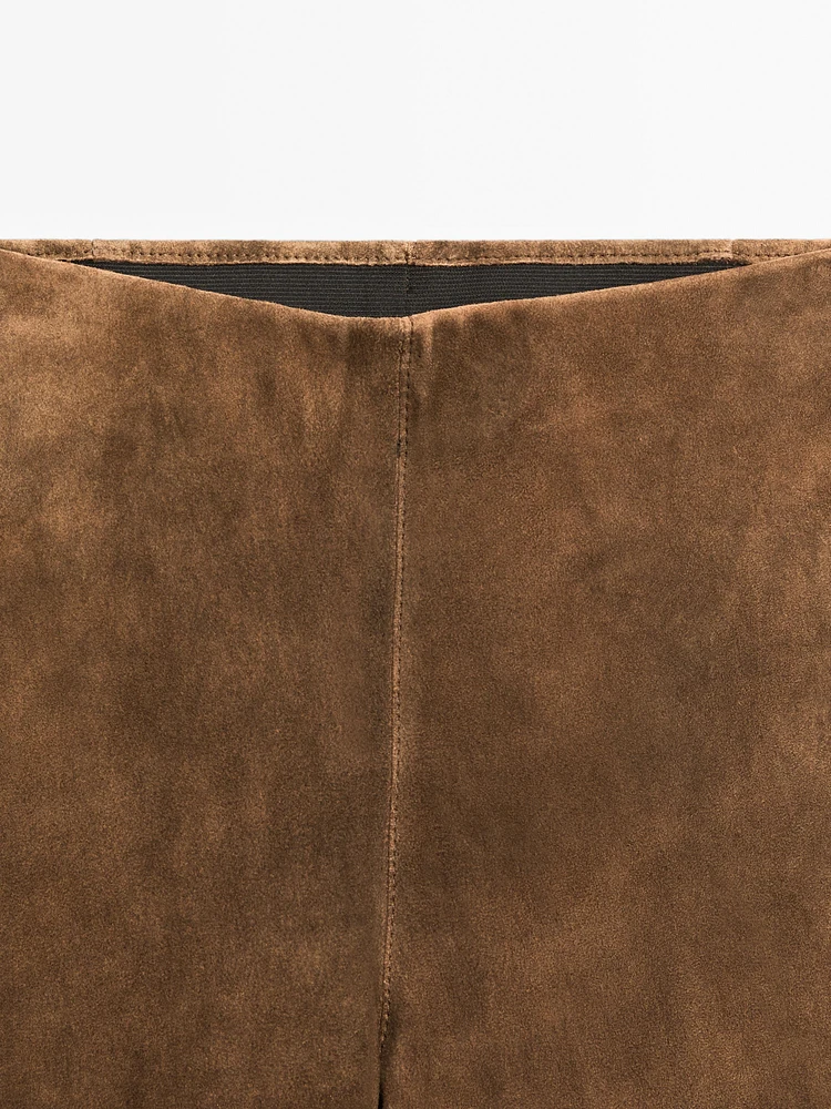 Pantalon flare en cuir finition daim
