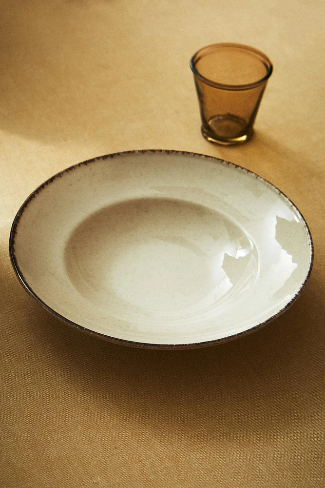 PORCELAIN PASTA PLATE WITH ANTIQUE FINISH RIM