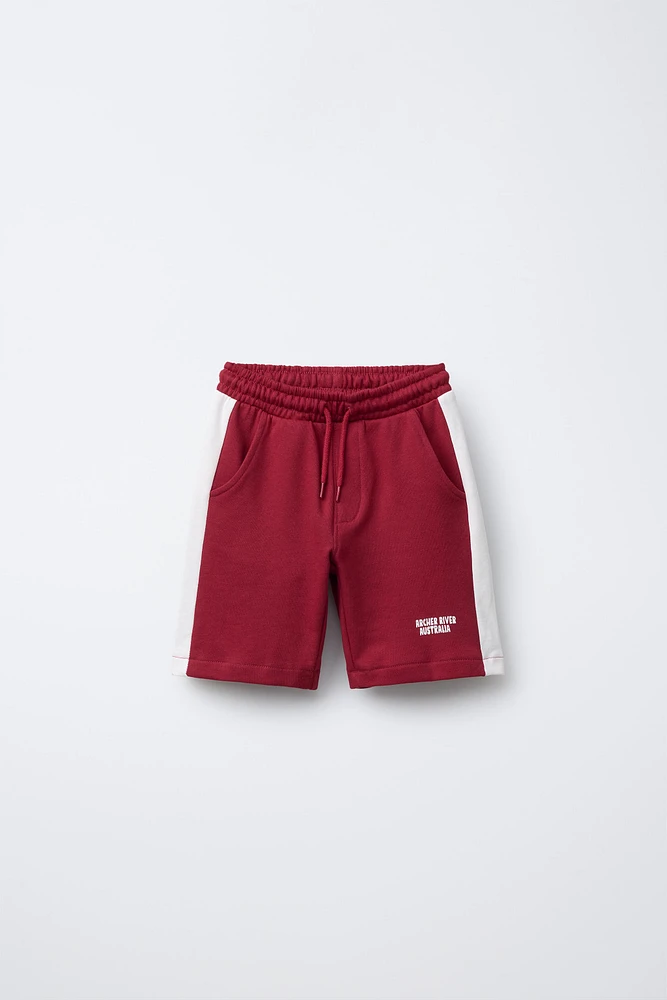ENSEMBLE T-SHIRT À RAYURES ET BERMUDA SPORTIF