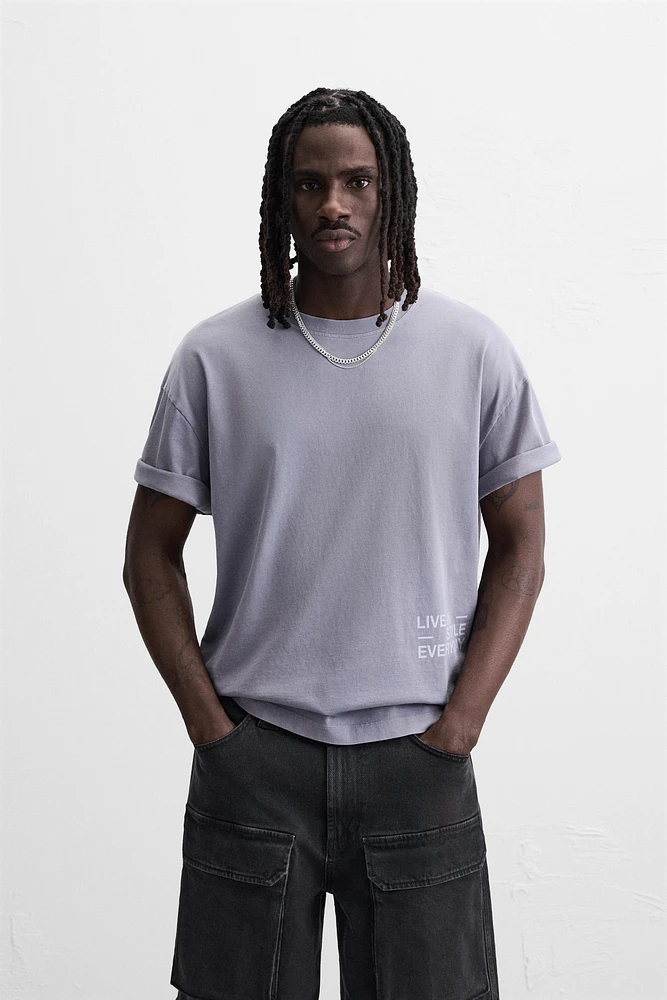 T-SHIRT À IMPRIMÉS EN MATIÈRES VARIÉES