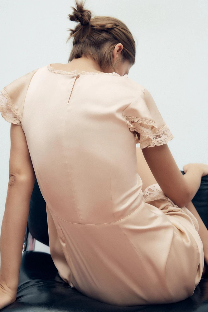 ROBE MI-LONGUE SATINÉE BRODÉE
