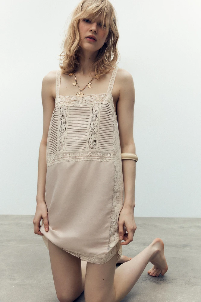 ROBE À BRETELLES PLISSÉE EN DENTELLE