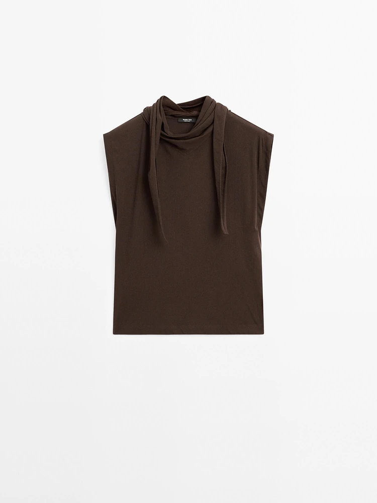 Top with tied neck detail