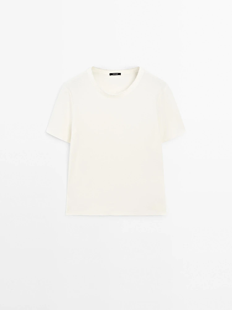 T-shirt with frayed collar
