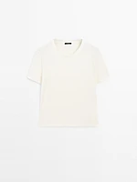 T-shirt with frayed collar