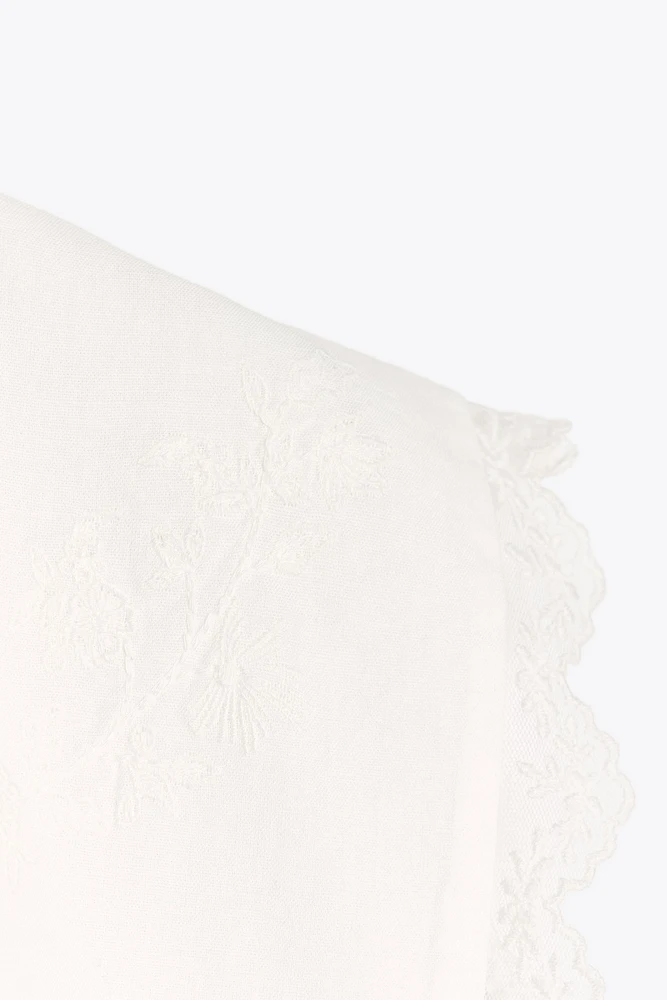 TOP AVEC LACETS BRODÉS