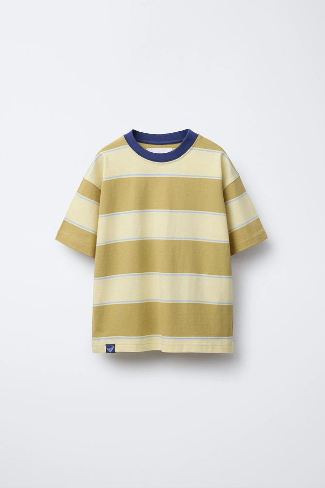 T-SHIRT À RAYURES ET ÉTIQUETTE