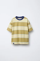 T-SHIRT À RAYURES ET ÉTIQUETTE