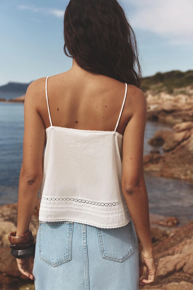 TOP BRODÉ AVEC LACETS