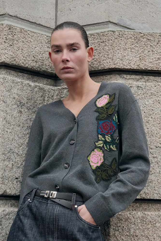 FLORAL EMBROIDERY KNIT CARDIGAN