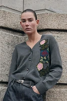 GILET EN MAILLE À FLEURS BRODÉES