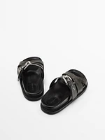 Sandales croisées en cuir craquelé