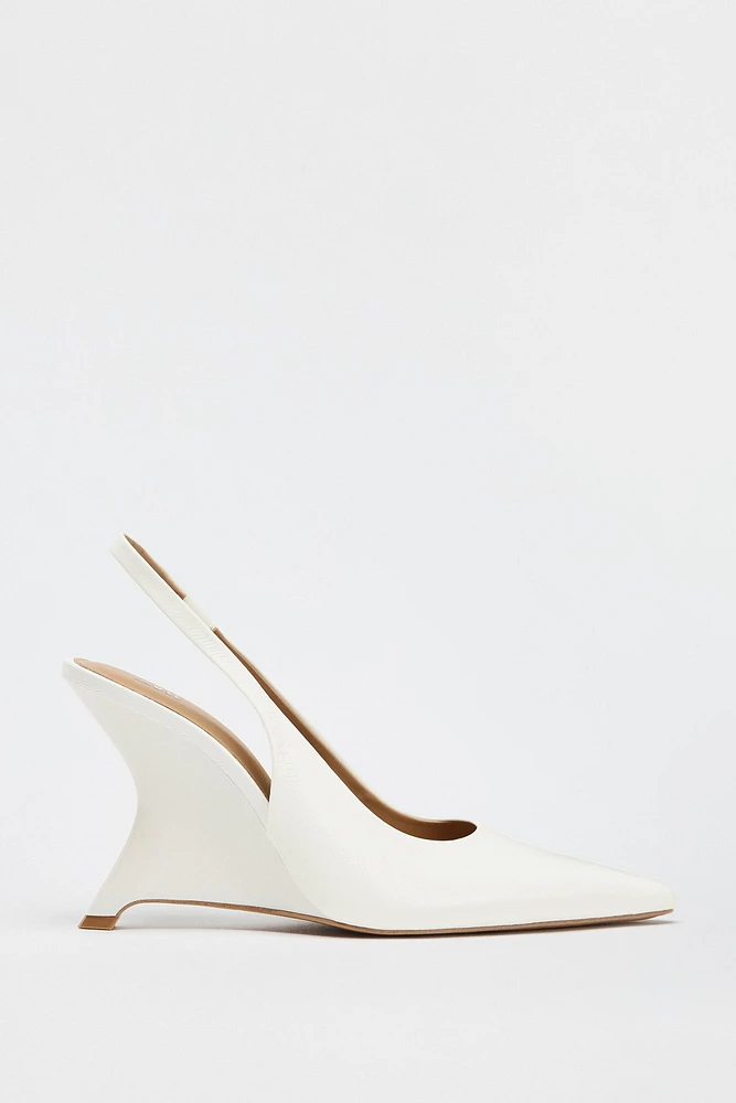 CHAUSSURES À TALONS ASYMÉTRIQUES
