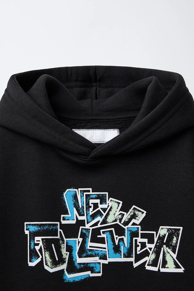 GRAFFITI PRINT HOODED SWEATSHIRT