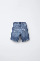 BERMUDA EN DENIM INSCRIPTION IMPRIMÉE