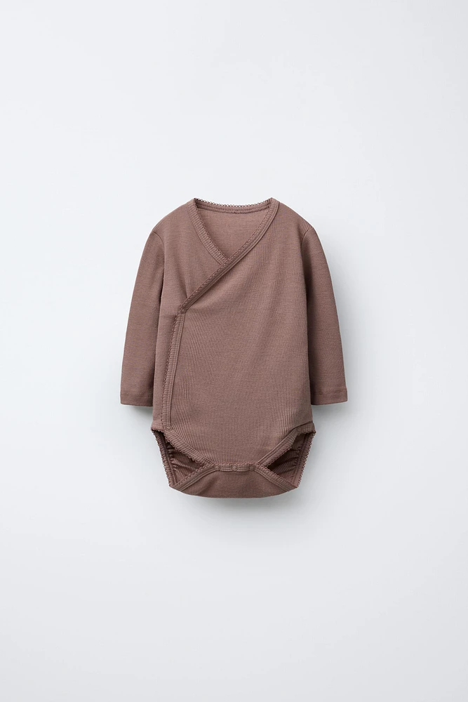 LOT DE DEUX BODYS COL KIMONO EN LAINE MÉRINOS AVEC MINAUDIÈRE